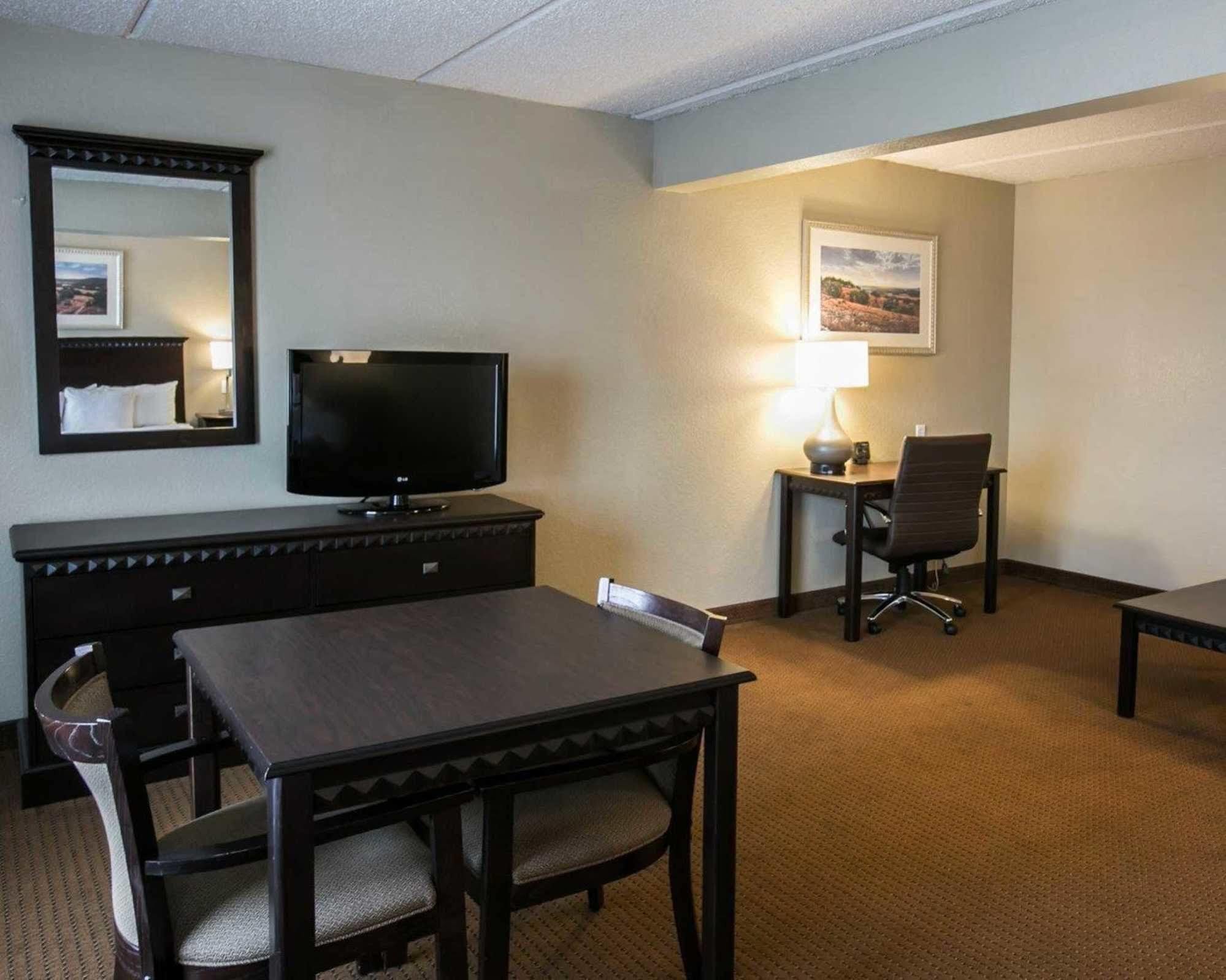 Comfort Suites Austin Airport Екстер'єр фото